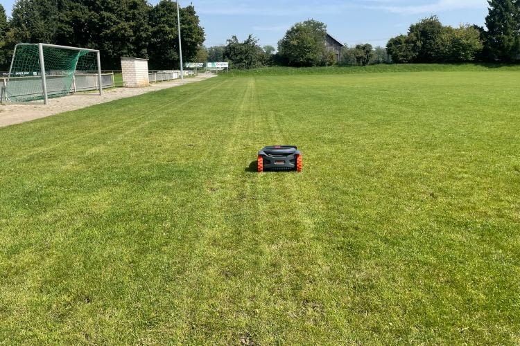 Auf dem Sportplatz zieht der X350 perfekt parallele Bahnen