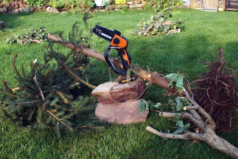 Wir haben diese Mini-Säge an verschiedenen Hölzern ausprobiert