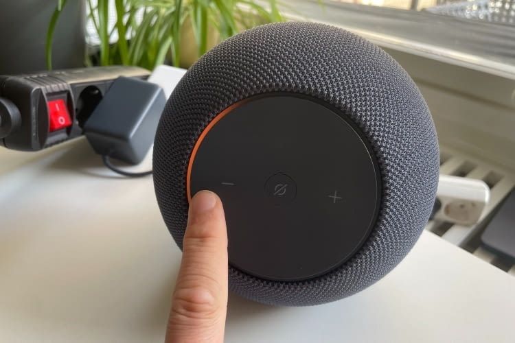 Der Echo Studio kann über drei Knöpfe am Gerät gesteuert werden