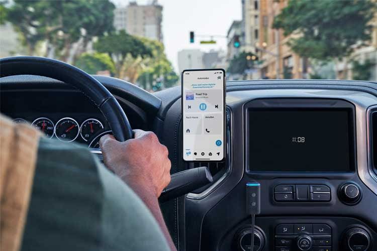 Im Fahrzeug fällt Amazon Echo 2 durch seine kompakte Größe kaum auf