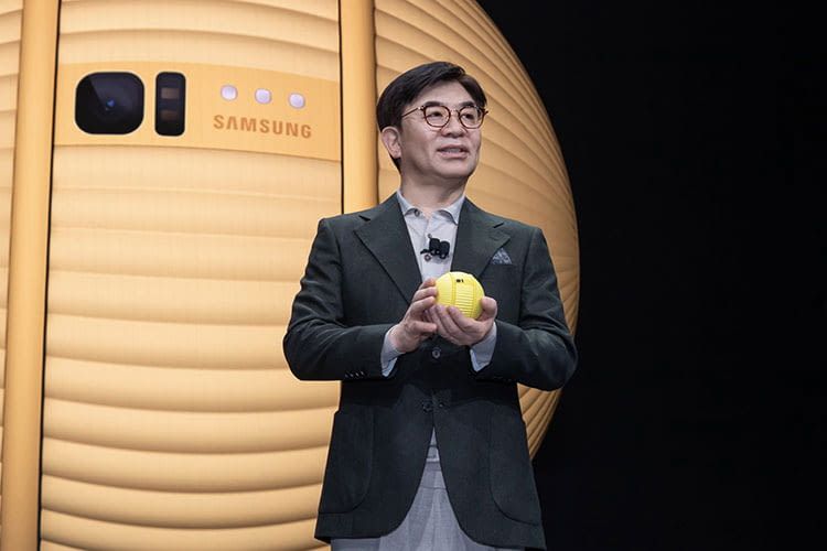 Il CEO di Samsung H. S. Kim alla presentazione di Ballie al CES 2020