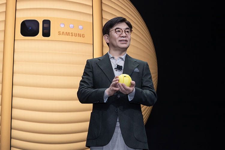 Samsung CEO H. S. Kim bei der Präsentation von Ballie auf der CES 2020