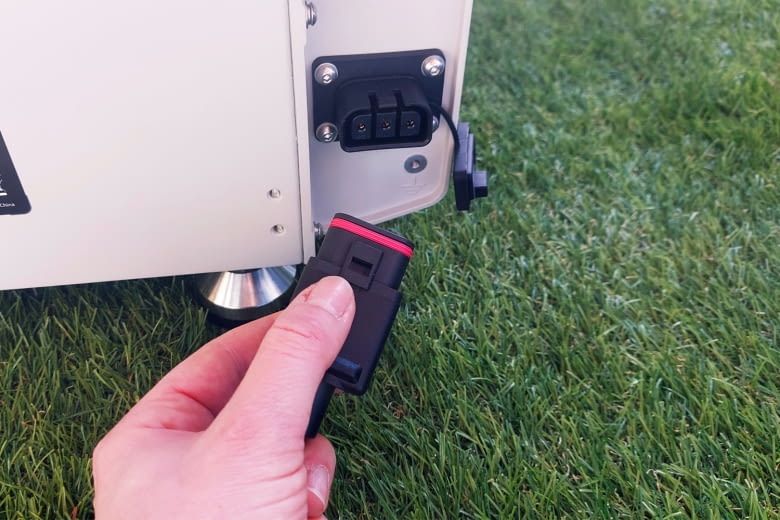 An dieser Stelle wird das Stromkabel beim Speicher eingesteckt