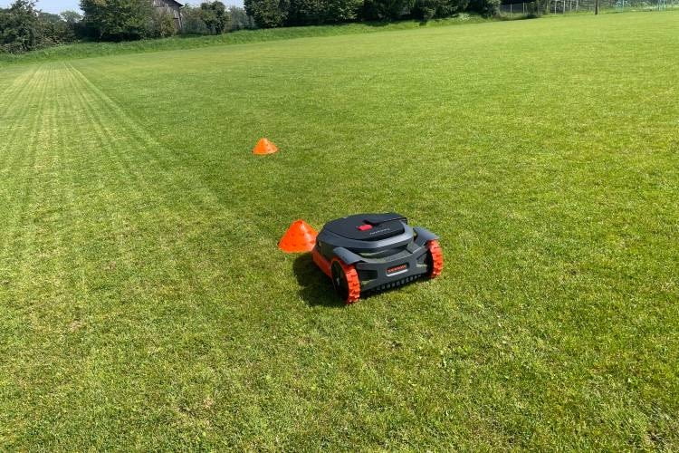 Im Hindernistest machte der Segway Mähroboter eine 1A-Figur