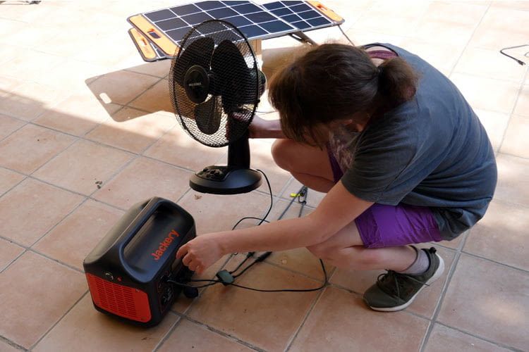 Im Test haben wir u.a. einen Ventilator mit Schuko-Stecker an den Solargenerator angeschlossen