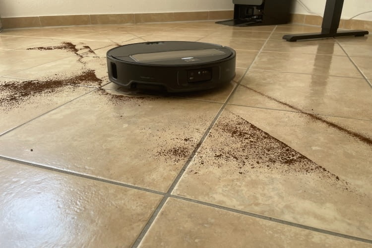Das Kaffeepulver saugte und wischte der Saros Z70 ohne Rückstände zu hinterlassen perfekt weg