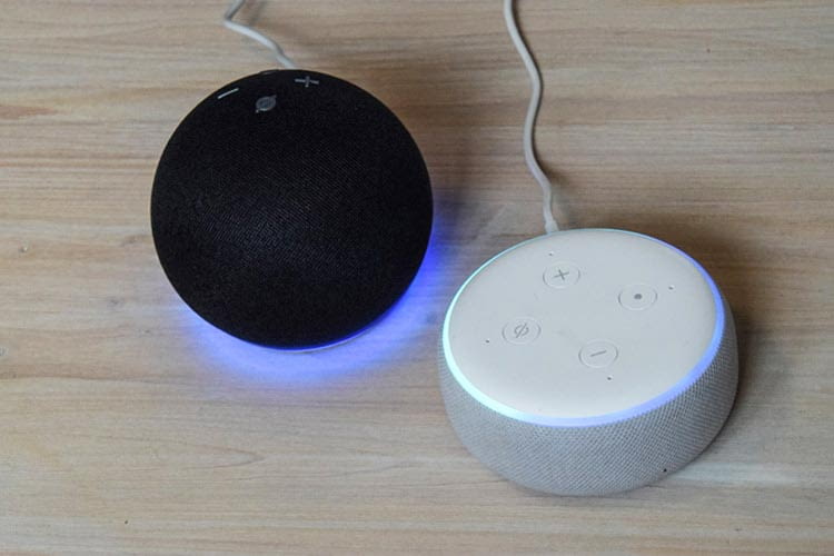 Echo Dot 4 leuchtet an der Unterseite, Echo Dot 3 an der Oberseite