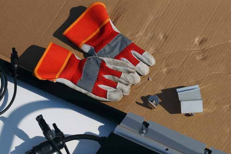 Consigliamo di indossare guanti durante il montaggio per evitare di lasciare impronte digitali sui moduli solari
