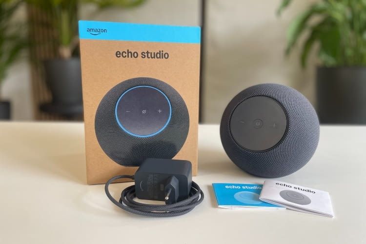 Im Lieferumfang gibt es eigentlich nur den Studio mit Netzteil