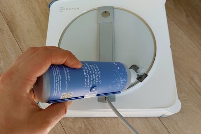 Das Einfüllen der Reinigungslösung war im Test schnell erledigt