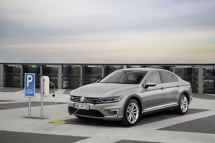 An einer Wallbox lädt das Elektroauto Passat GTE von VW in etwa 2 Stunden und 45 Minuten