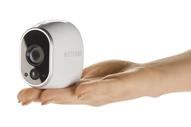 Der Größenvergleich zeigt, wie platzsparend Netgear Arlo designt ist