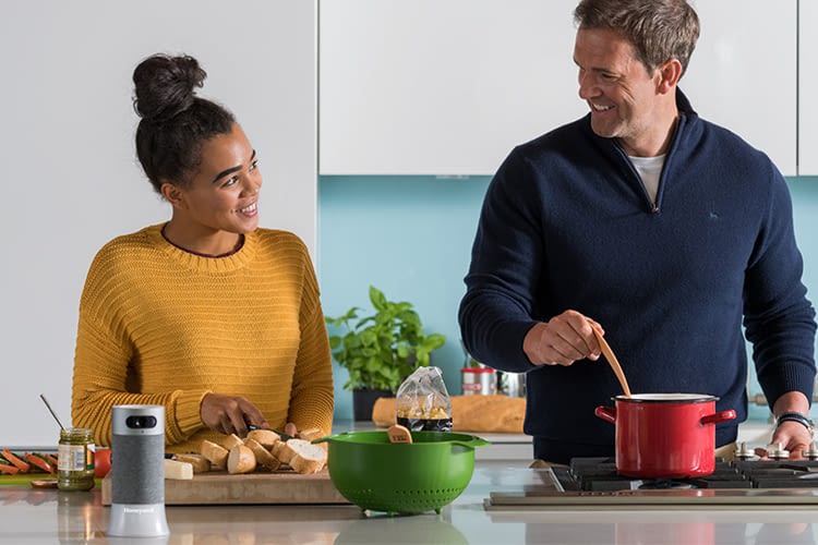 Beim Kochen hat man durch integrierte Sprachsteuerung die Hände frei