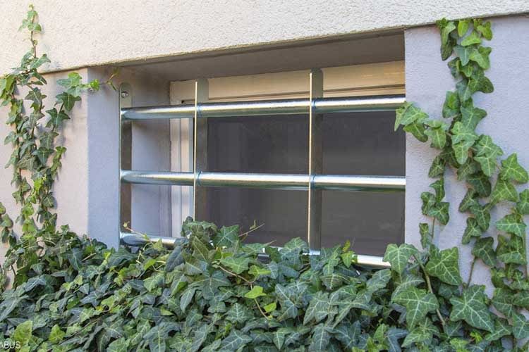 Ein Gitter sichert nicht nur Kellerfenster, sondern kann auch an Garagenfenstern installiert werden