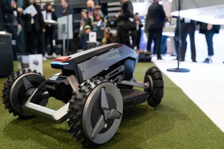 Der EcoFlow Blade Mähroboter bei der CES Messe 2023