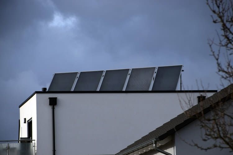 Solarenergie lässt sich besonders einfach auf Flachdächern erzeugen