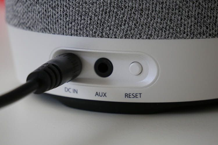 Verkabelte Anschlüsse am Gigaset Smart Speaker: Außer Strom und AUX sind alle anderen Verbindungen kabellos
