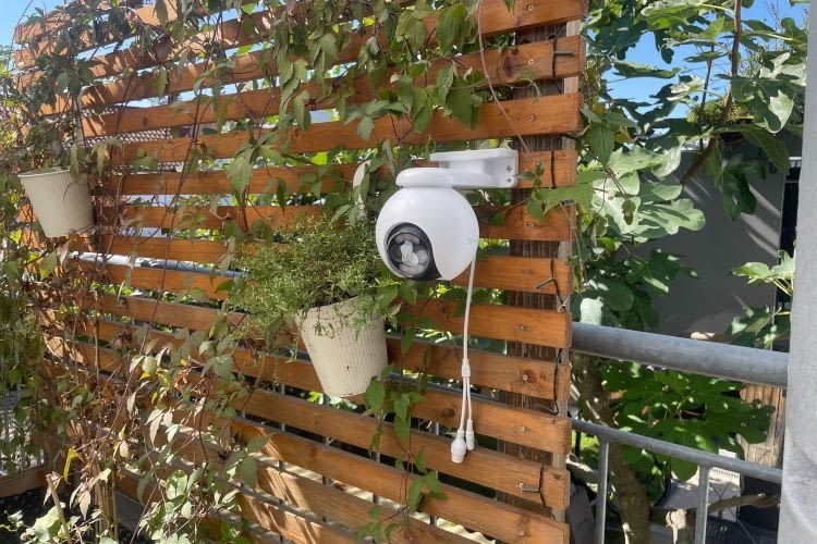 Am Hochbeet war die Kamera mit nur wenigen Handgriffen schnell montiert