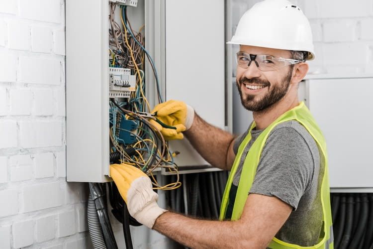 Stromführende Kabel sollten Laien besser den Profis überlassen