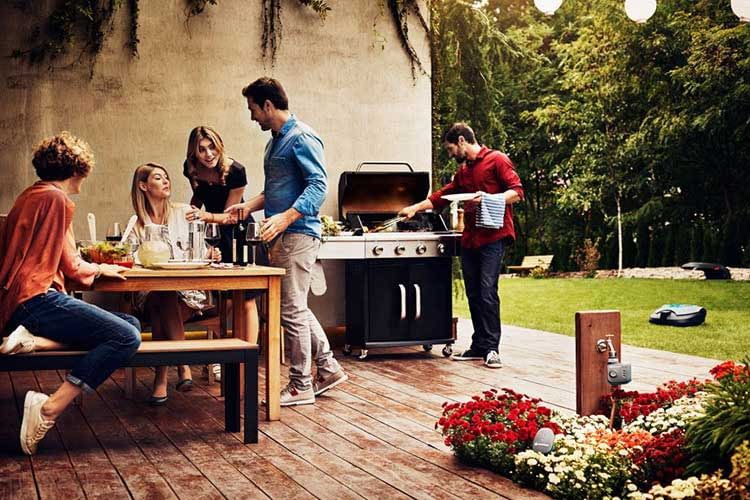 Grillparty und Rasenmähen zur gleichen Zeit müssen sich dank GARDENA SILENO+ nicht gegenseitig ausschließen