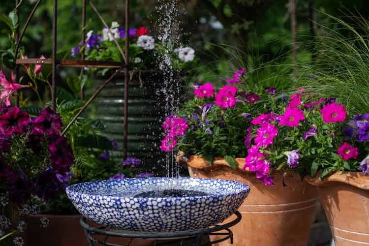 Ein Solar Springbrunnen sorgt durch sein ruhiges Plätschern für Entspannung