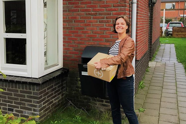 Eine der LockBox-Testerinnen beim Praxistest der smarten Paketbox