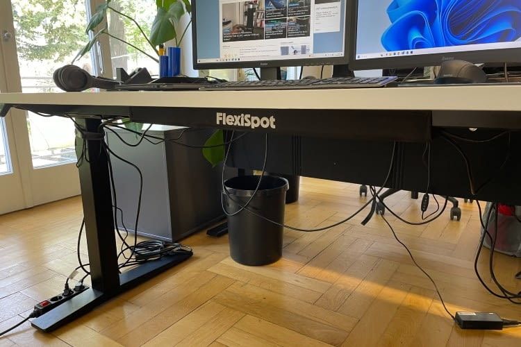 Als besonders praktisch bewerten wir den magnetischen Kabelkanal