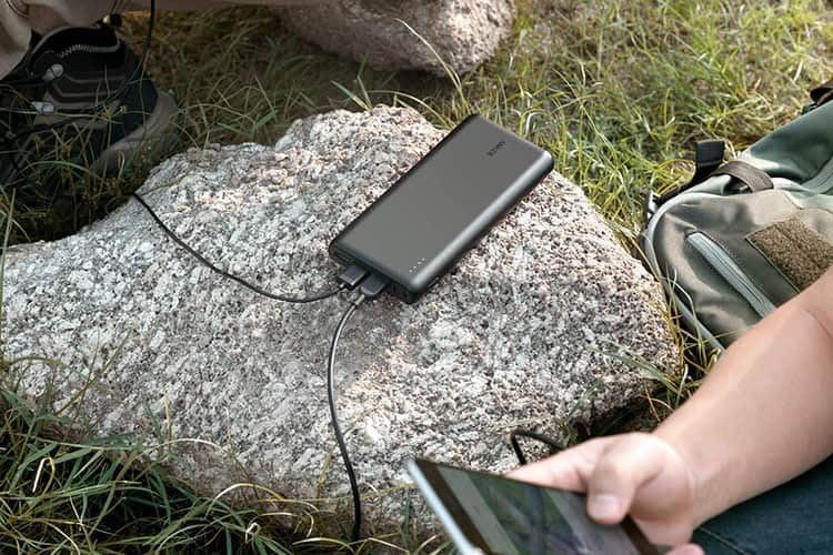 Die Anker PowerCore 26800 mAh Powerbank bietet enorme Energiereserven für unterwegs