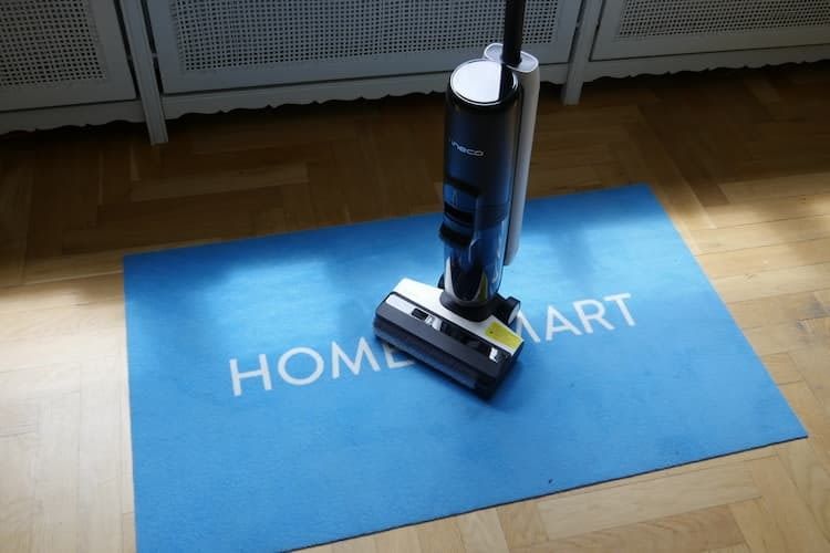 Das freie Stehen des Tineco Floor One S5 erlaubt das schnelle Unterbrechen der Reinigung.