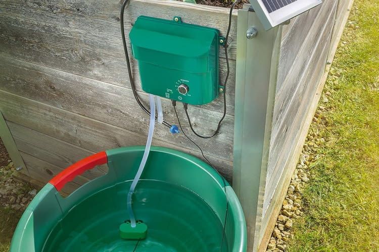 Dieses Bewässerungs-System arbeitet dank Wassertank autark