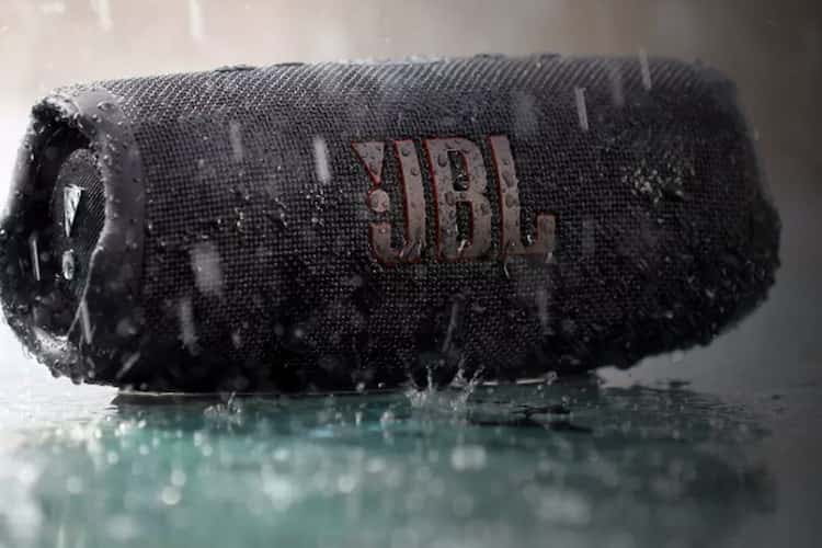 Der JBL Charge 5 ist gegen Regen und das zeitweilige eintauchen in Wasser gewappnet.
