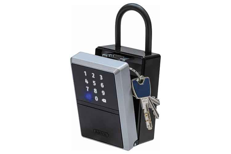 Die ABUS KeyGaragen Smart Bluetooth 787 (im Bild) und 797 fassen wahlweise bis zu 20 Schlüssel, 30 Plastikkarten oder 3 Autoschlüssel