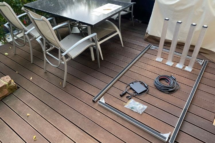 Ein Solartisch besteht nur aus wenigen Einzelteilen und ist problemlos aufbaubar.