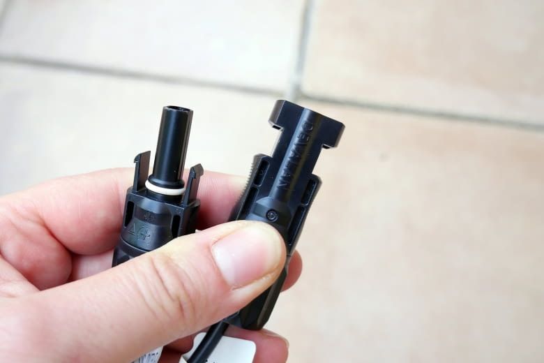 So sehen die beiden MC4-Stecker eines Standard-Solarmoduls aus