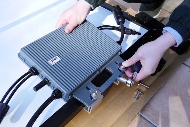 Auch dieser Wechselrichter wird an der Modulrückseite befestigt