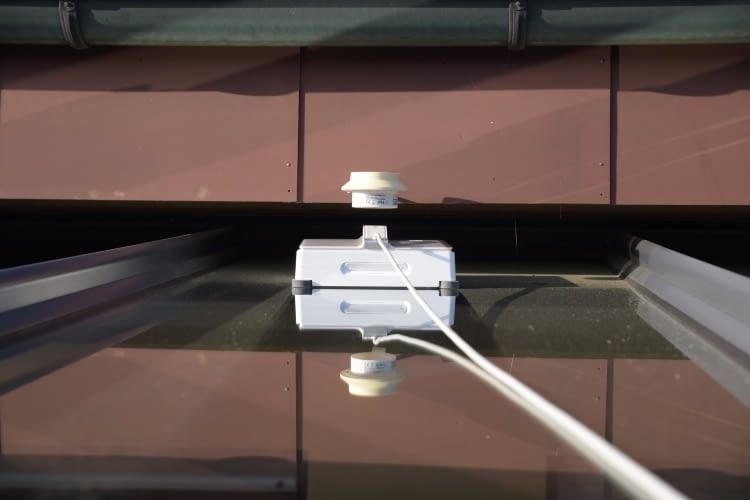 Beide Fensterputzroboter haben ein 5,5 m langes Versorgungskabel - so kommen sie auch an die entlegenen Stellen.