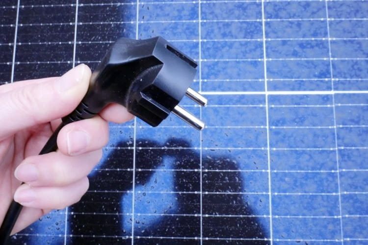 Schuko-Stecker sind bei kleinen Solaranlagen sehr beliebt