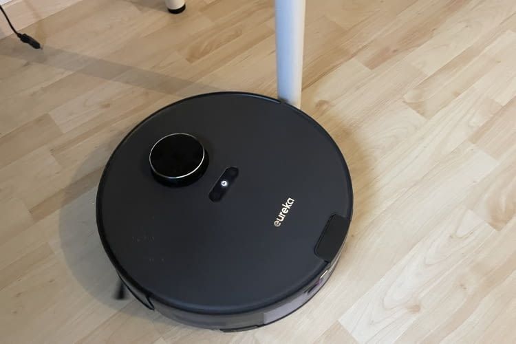 Der Eureka E20 Plus Sauroboter ist im Gegensatz zu seiner Station schlicht gestaltet