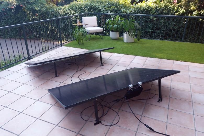 Diese Bodenhalterung muss verschraubt statt ballastiert werden