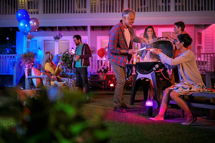 Grillen und feiern im Garten: Die Philips Hue Ambiance Außenlampen unterstreichen die Stimmung
