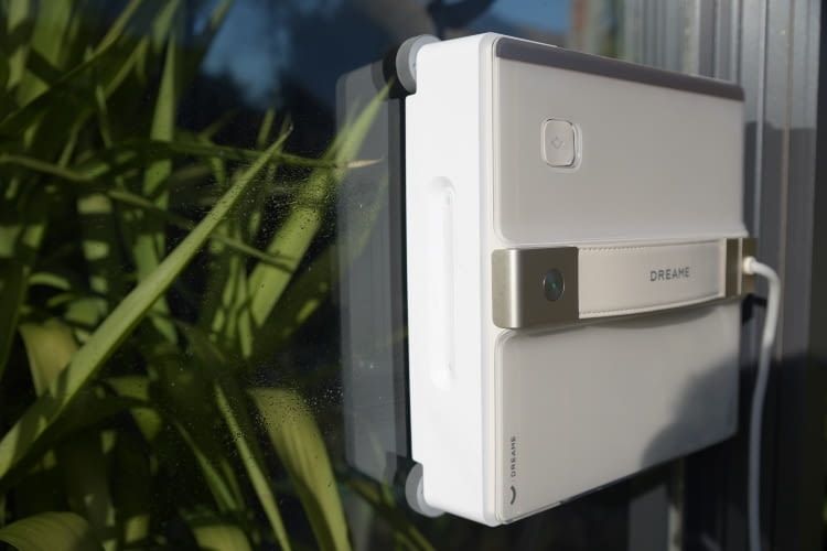 Spr&uuml;hen und wischen: Leicht verschmutzte Fenster bringt der Dreame C1 im Schnellmodus wieder zum gl&auml;nzen.