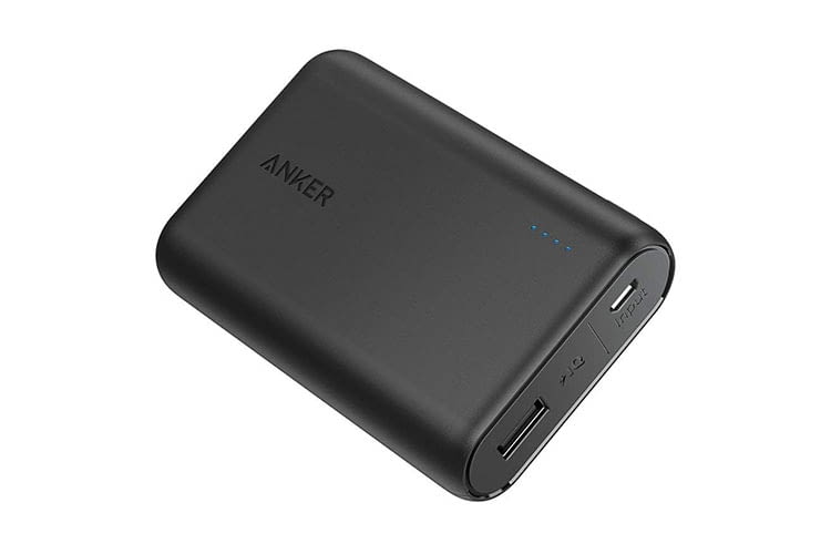 Anker PowerCore 10000 mAh Powerbank verfügt über einen USB-Anschluss zum Laden von Geräten