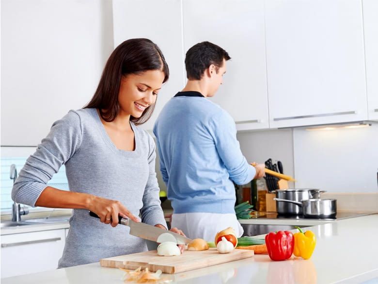 Coppia che cucina insieme in cucina