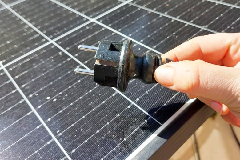 Dieser Schuko-Stecker ermöglicht die besonders einfache Verbindung zum Hausnetz