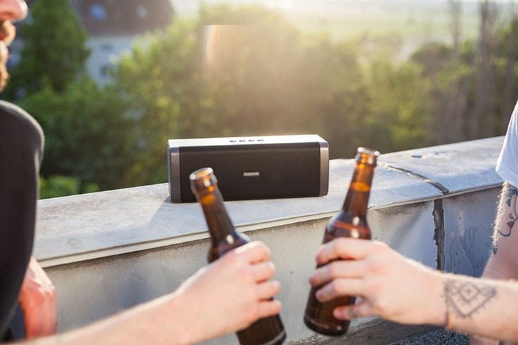 Ob Balkon oder Garten: Der DOCKIN D FINE Bluetooth-Speaker ist immer dabei