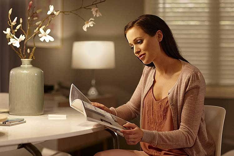 Die Philips Hue White Leuchten sorgen für ein angenehmes warmweißes Licht im Wohn- und Essbereich