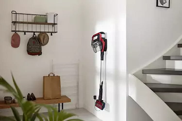 Grazie al pratico supporto a parete del Philips SpeedPro Max, gli utenti possono riporre facilmente l'aspirapolvere a batteria.