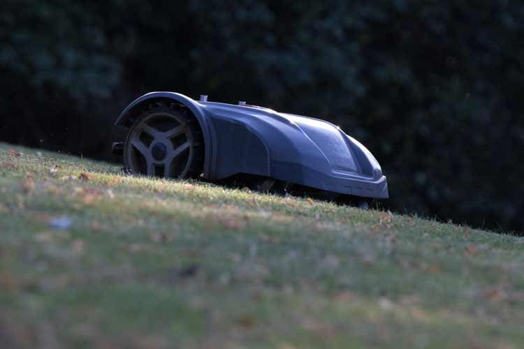 Gute Rasenroboter bewältigen auch Unebenheiten oder sogar deutliche Steigungen