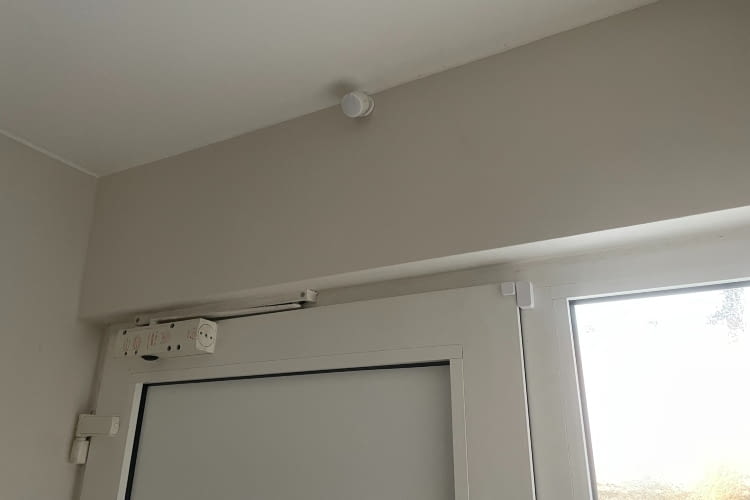 In unserem Test &uuml;berwachte der FP300 einen Flur und steuerte dort eine Lampe