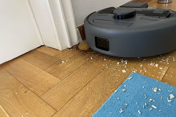 Im Test reinigte der eufy E20 auch Ecken und Kanten perfekt